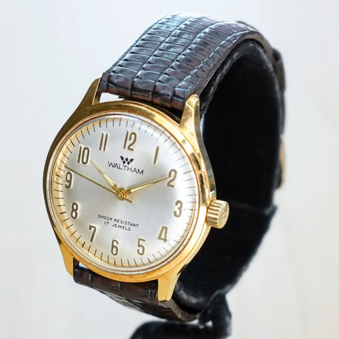 Vintage WALTHAM Watch 17 Jewels Shock Resistant 34mm Wristwatch CN-200-140